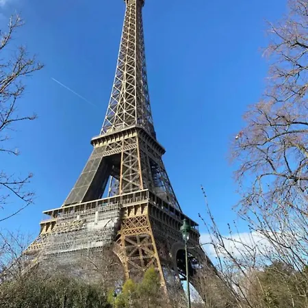 Small Near Eiffel Tower * Parigi